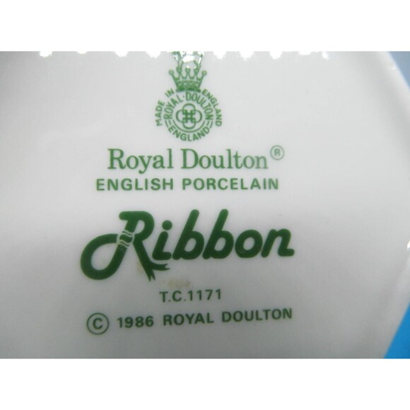 Royal Doulton Ribbon  2 7/8" Hexagonal Box And Lid Circa 1986 - Picture 6 of 6